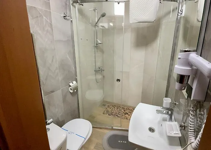 на озері Готель Львів